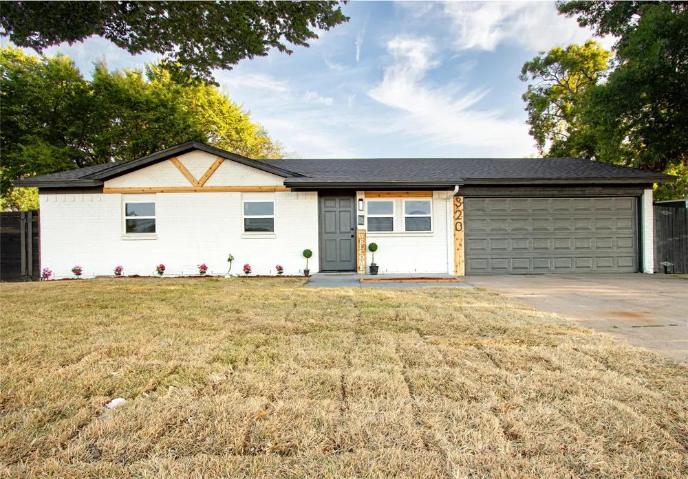 320 SE Gregory Street Burleson, TX 76028