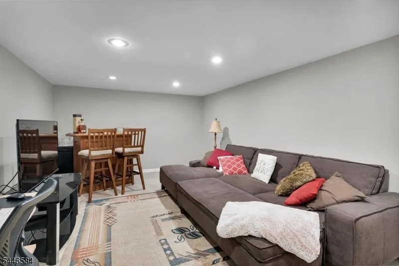 44 Lorrie Ln Clifton City, NJ 07012