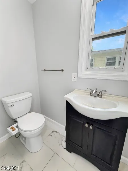 121 Dartmouth Trl Hopatcong, NJ 07843