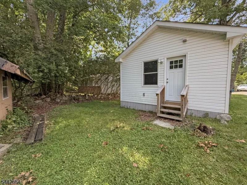 121 Dartmouth Trl Hopatcong, NJ 07843