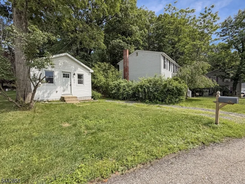 121 Dartmouth Trl Hopatcong, NJ 07843