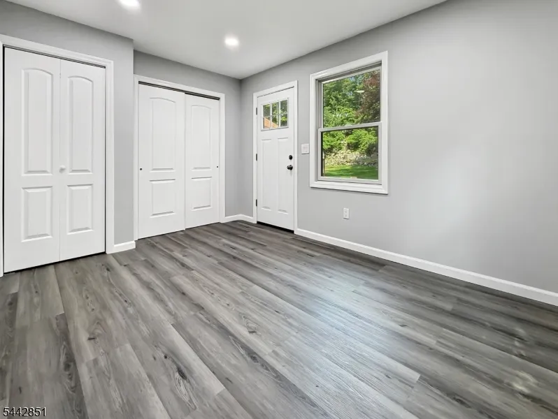 121 Dartmouth Trl Hopatcong, NJ 07843