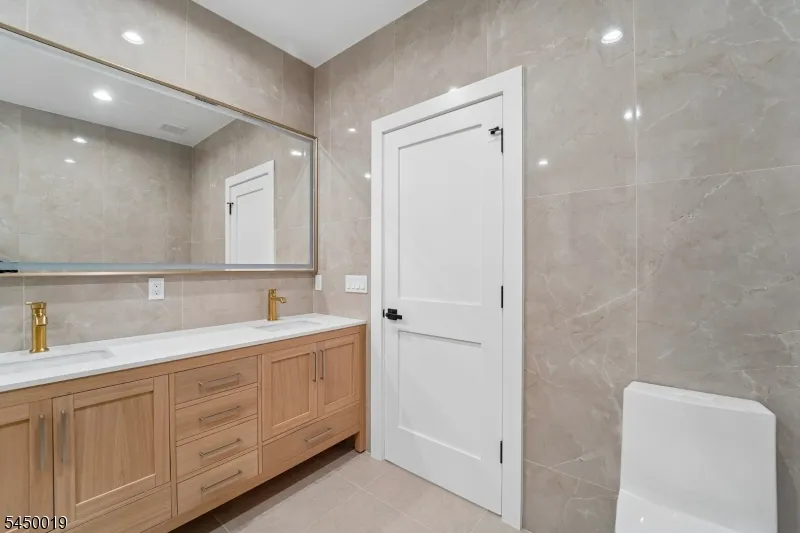 54 Martin Rd Livingston, NJ 07039