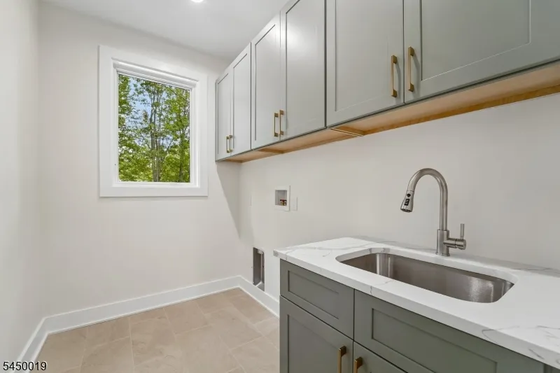 54 Martin Rd Livingston, NJ 07039