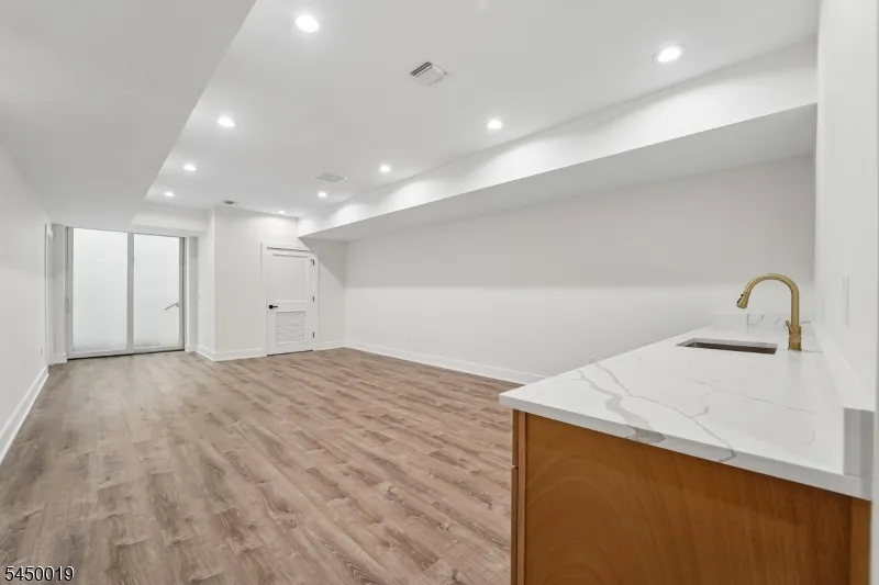 54 Martin Rd Livingston, NJ 07039