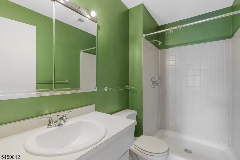 38 Foxhall Middlesex, NJ 08846
