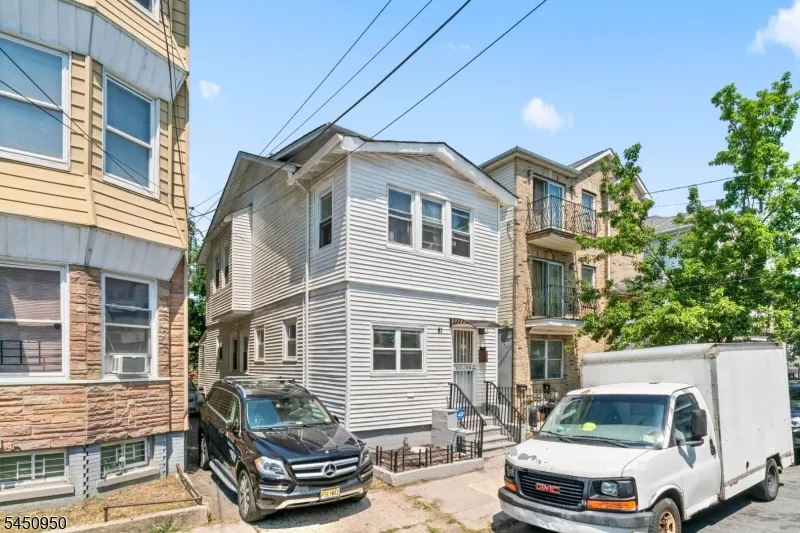 81 Schley St Newark City, NJ 07112