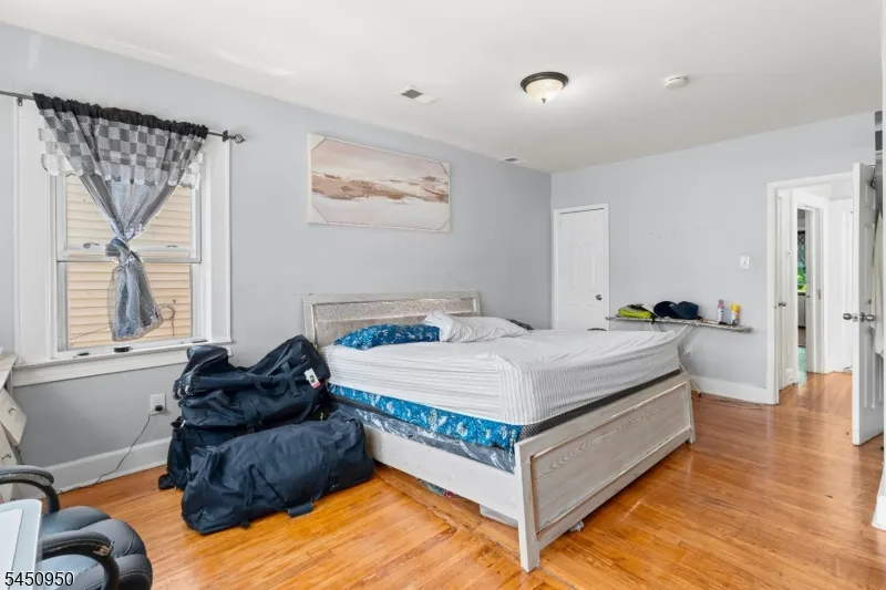 81 Schley St Newark City, NJ 07112