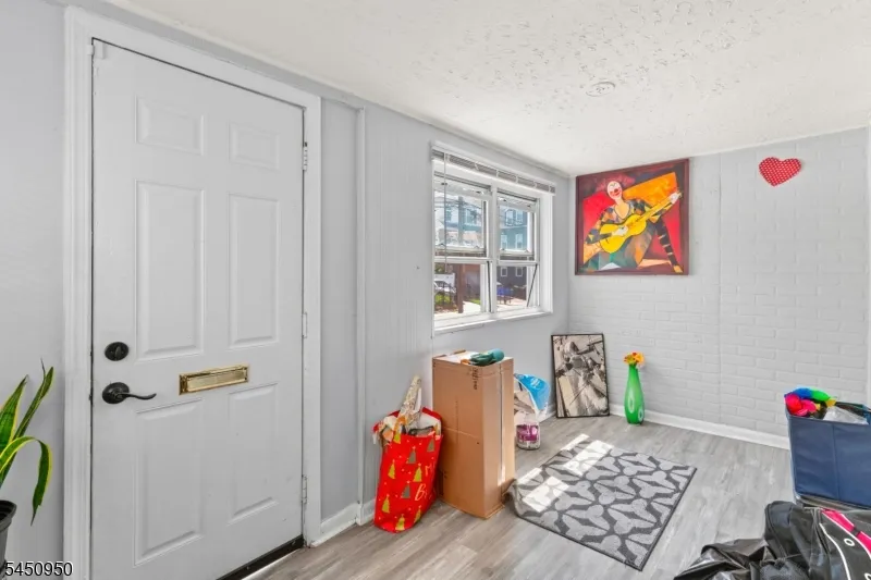 81 Schley St Newark City, NJ 07112