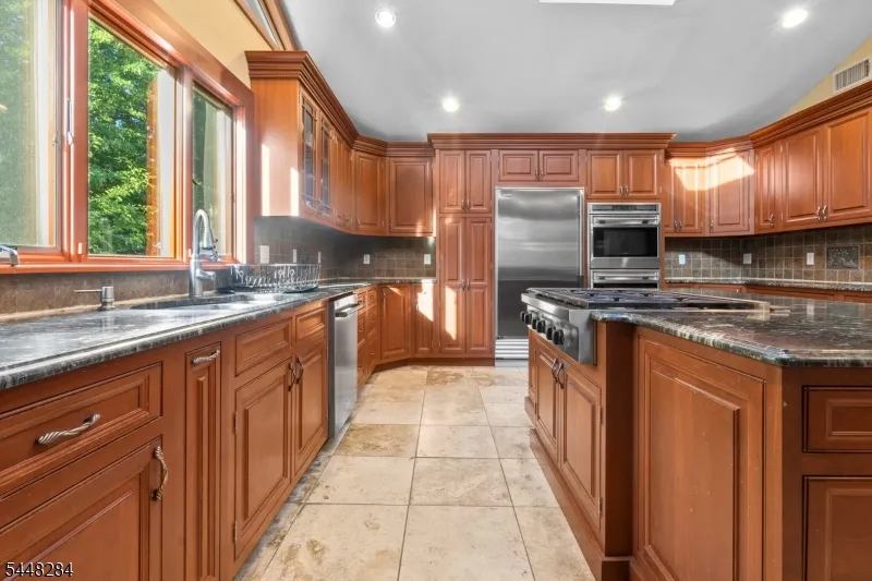 8 Cracco Ln Wayne, NJ 07470