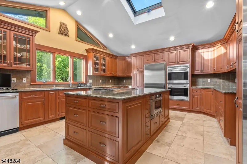 8 Cracco Ln Wayne, NJ 07470