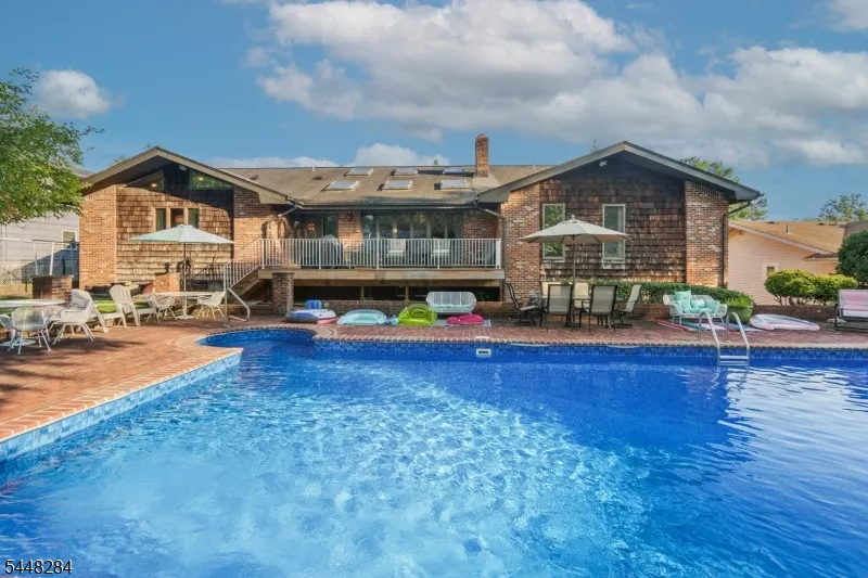 8 Cracco Ln Wayne, NJ 07470