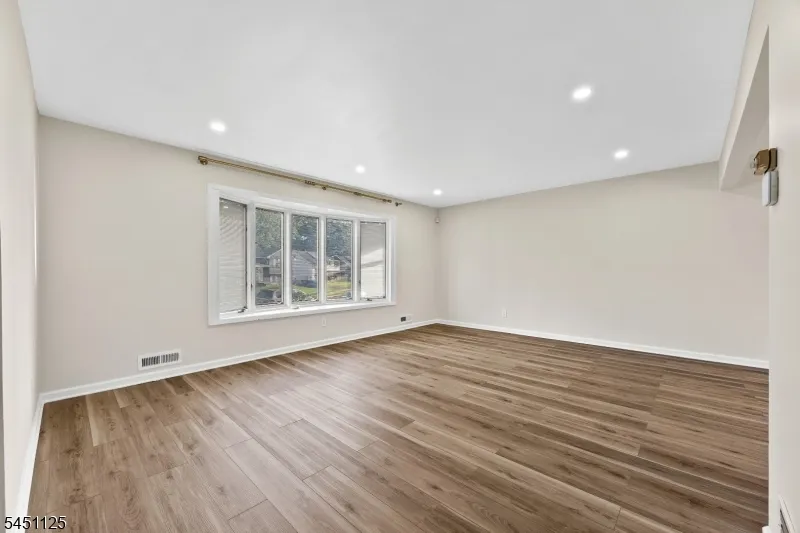 21 Starlit Dr Middlesex, NJ 08846