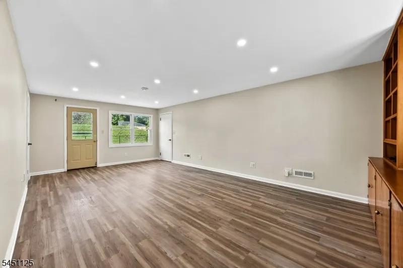 21 Starlit Dr Middlesex, NJ 08846