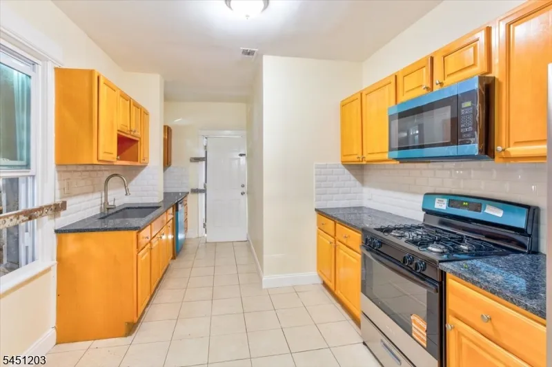 31 Voorhees St Newark City, NJ 07108