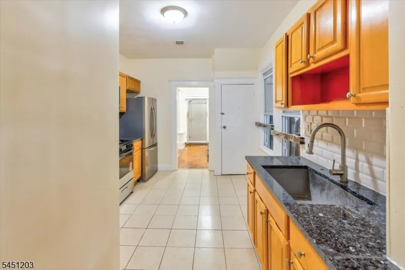 31 Voorhees St Newark City, NJ 07108