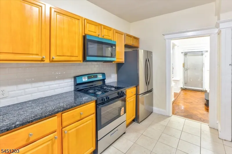 31 Voorhees St Newark City, NJ 07108