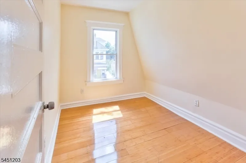 31 Voorhees St Newark City, NJ 07108