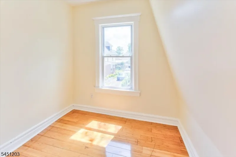 31 Voorhees St Newark City, NJ 07108