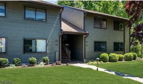 32 Dickinson Ct