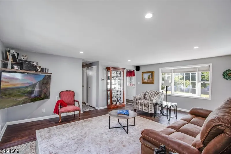 54 Oslo Dr Rockaway, NJ 07866