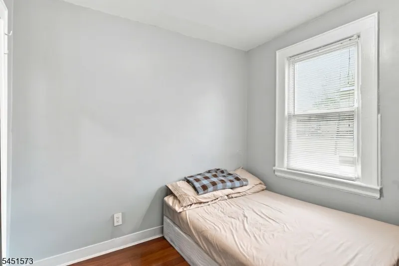 27 Philip Pl Irvington, NJ 07111