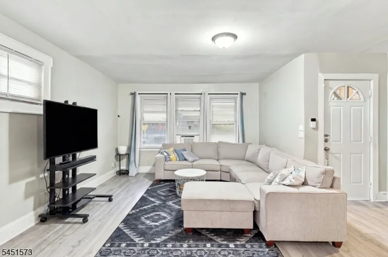 27 Philip Pl Irvington, NJ 07111