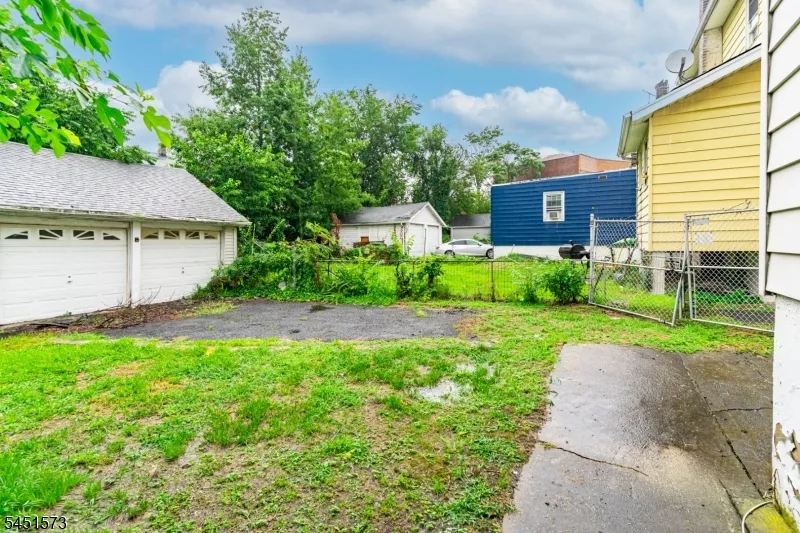 27 Philip Pl Irvington, NJ 07111