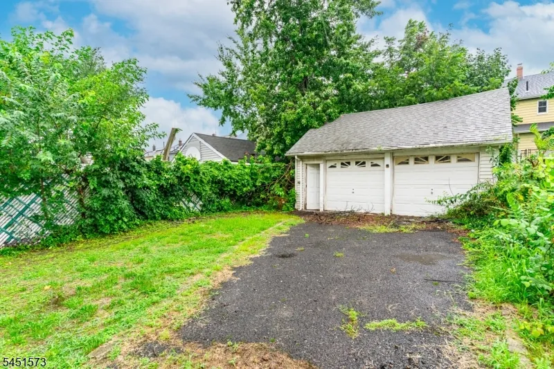27 Philip Pl Irvington, NJ 07111