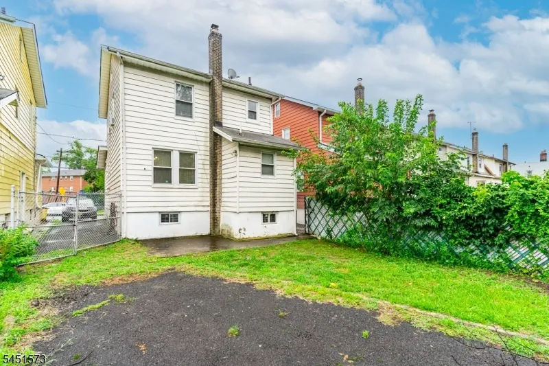 27 Philip Pl Irvington, NJ 07111