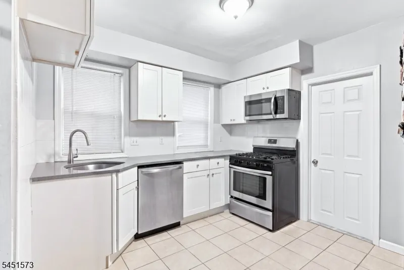 27 Philip Pl Irvington, NJ 07111