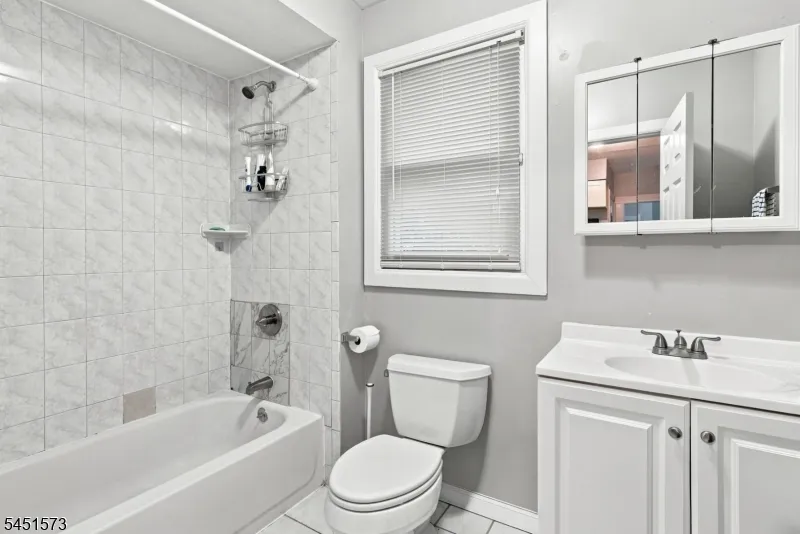 27 Philip Pl Irvington, NJ 07111