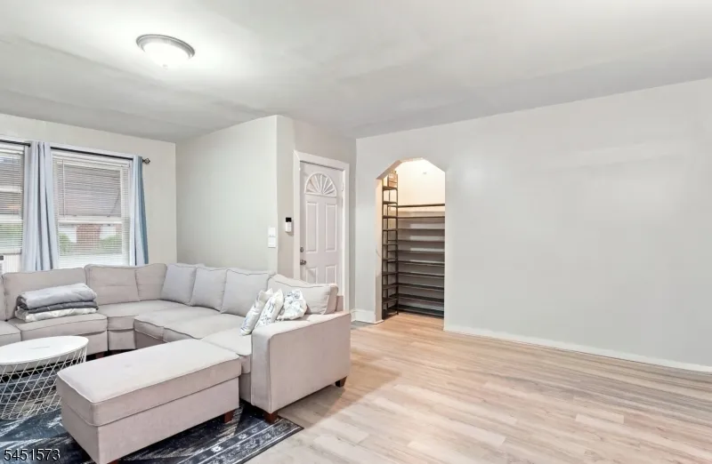27 Philip Pl Irvington, NJ 07111
