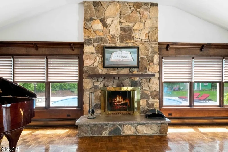 700 Oak Ln Franklin Lakes, NJ 07417