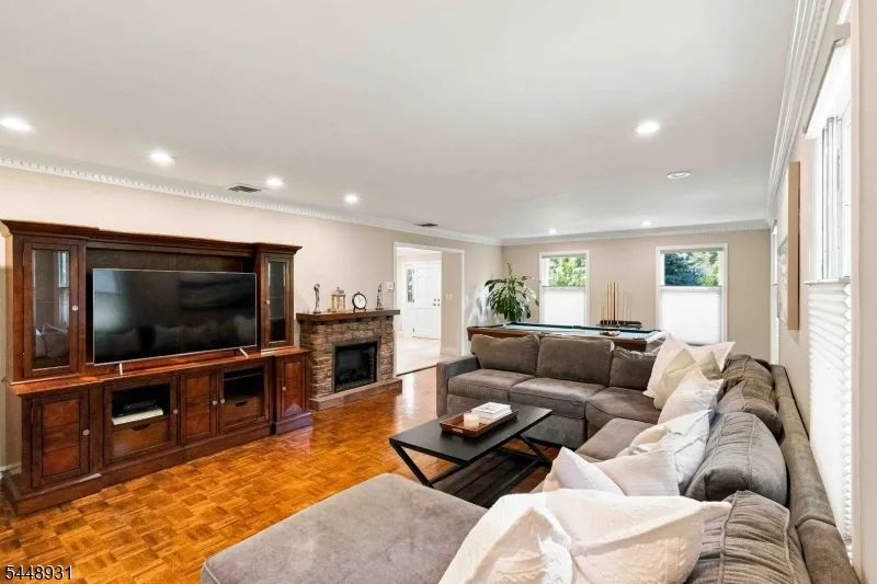 700 Oak Ln Franklin Lakes, NJ 07417