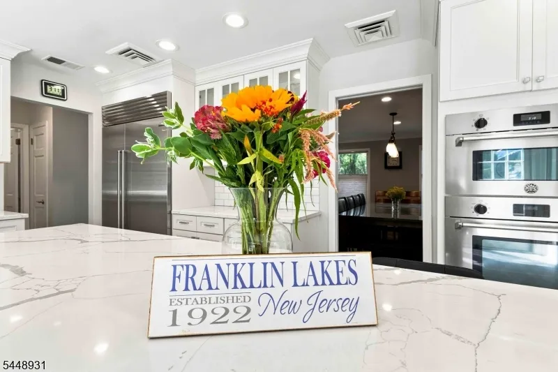 700 Oak Ln Franklin Lakes, NJ 07417