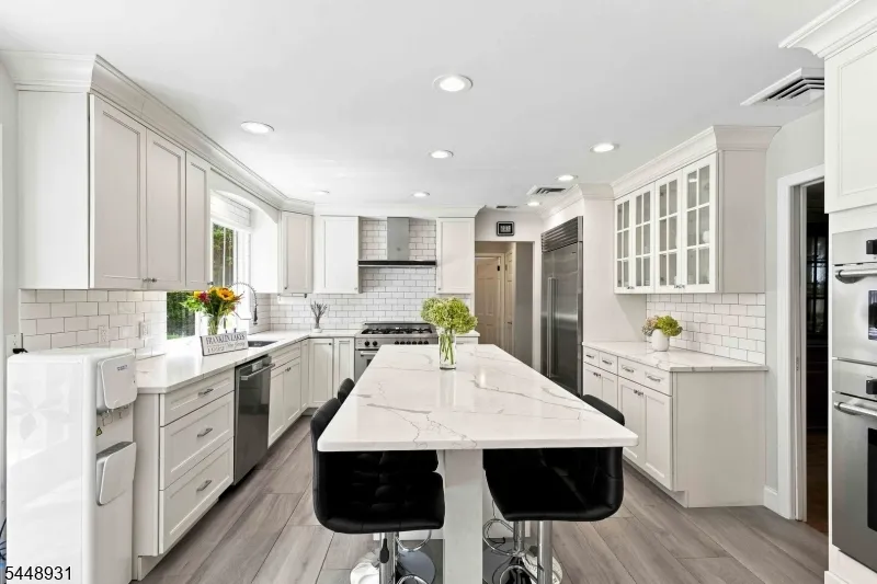 700 Oak Ln Franklin Lakes, NJ 07417