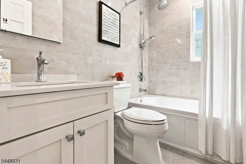 700 Oak Ln Franklin Lakes, NJ 07417