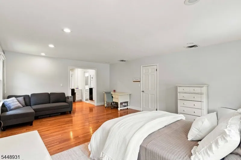 700 Oak Ln Franklin Lakes, NJ 07417