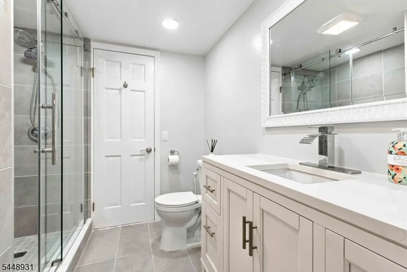 700 Oak Ln Franklin Lakes, NJ 07417