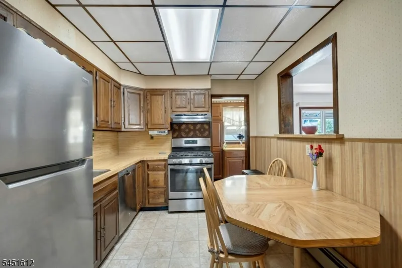 204 Tontine Ave Lyndhurst, NJ 07071