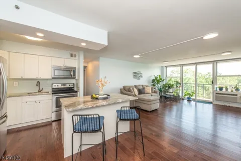 300 Main St #707 Unit 707