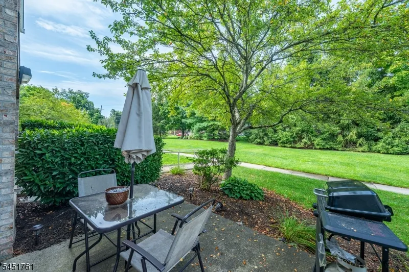 10 Parkside Ct Wayne, NJ 07470