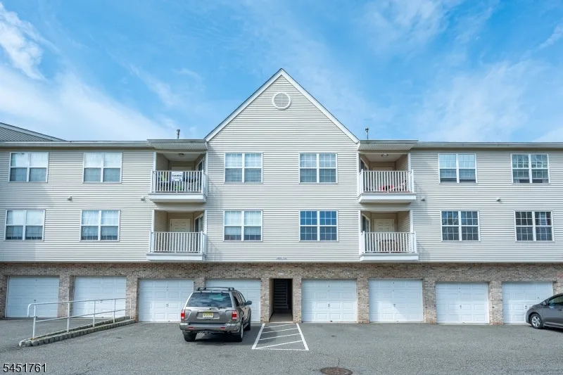 10 Parkside Ct Wayne, NJ 07470