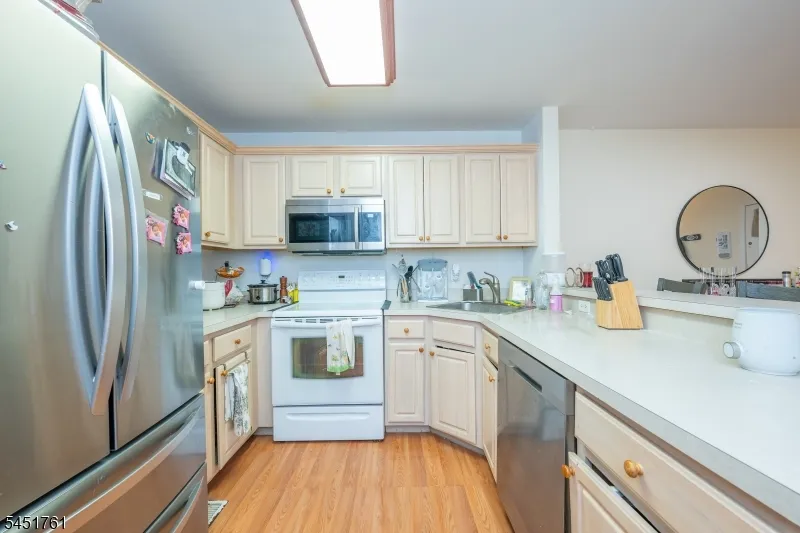 10 Parkside Ct Wayne, NJ 07470