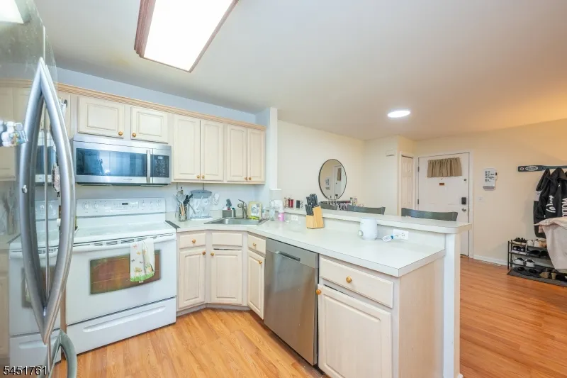 10 Parkside Ct Wayne, NJ 07470