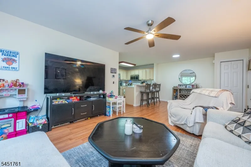 10 Parkside Ct Wayne, NJ 07470