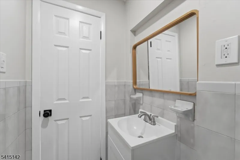 21 Hazard Pl Elizabeth City, NJ 07208