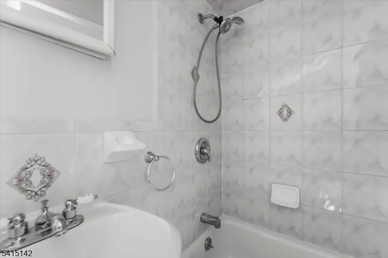 21 Hazard Pl Elizabeth City, NJ 07208