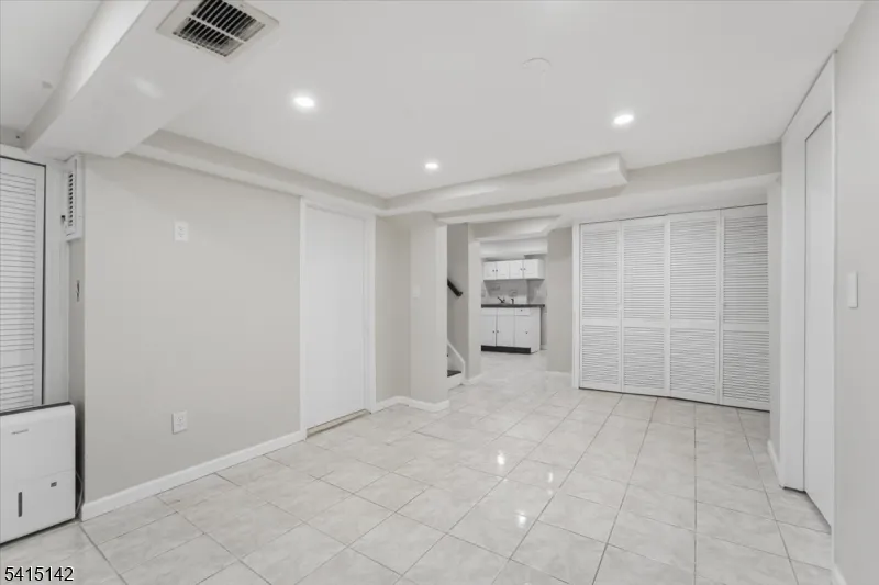 21 Hazard Pl Elizabeth City, NJ 07208